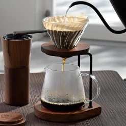 Hario V60 Walnut Wood Dripper koko 02 lasinen suodatinsuppilo