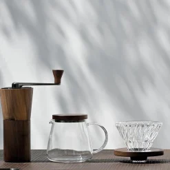 Hario V60 Walnut Wood Dripper koko 02 lasinen suodatinsuppilo